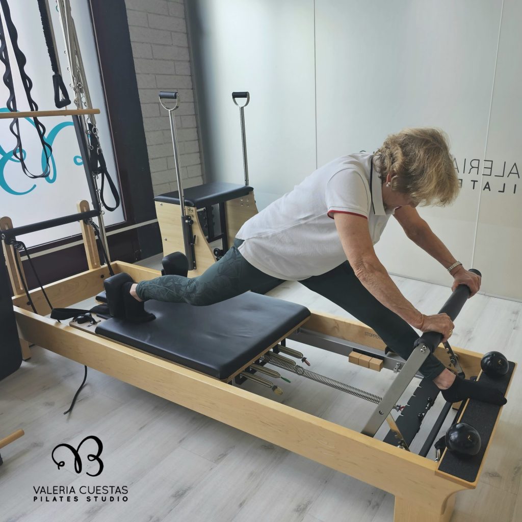 mujer haciendo Pilates